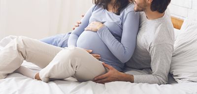 Foto de mujer embarazada con su pareja